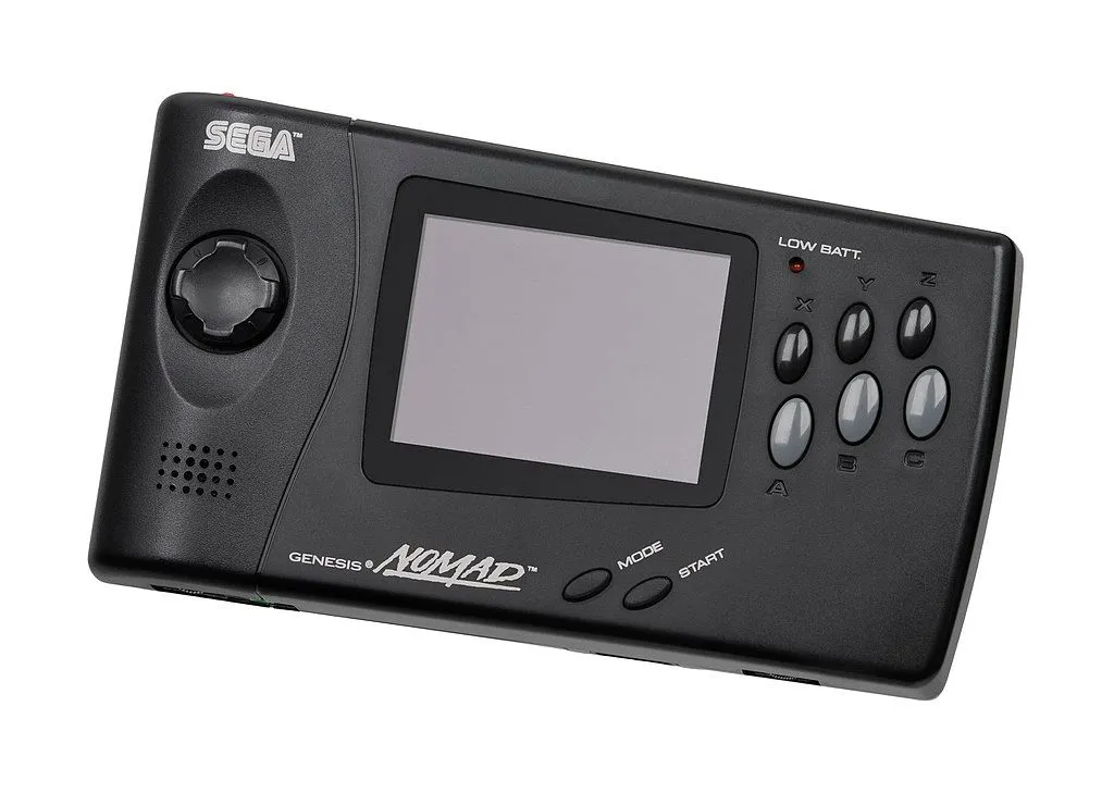Hệ máy chơi game cầm tay Sega Nomad màu đen, tái hiện trải nghiệm Sega Genesis với màn hình tích hợp và các nút điều khiển đặc trưng.