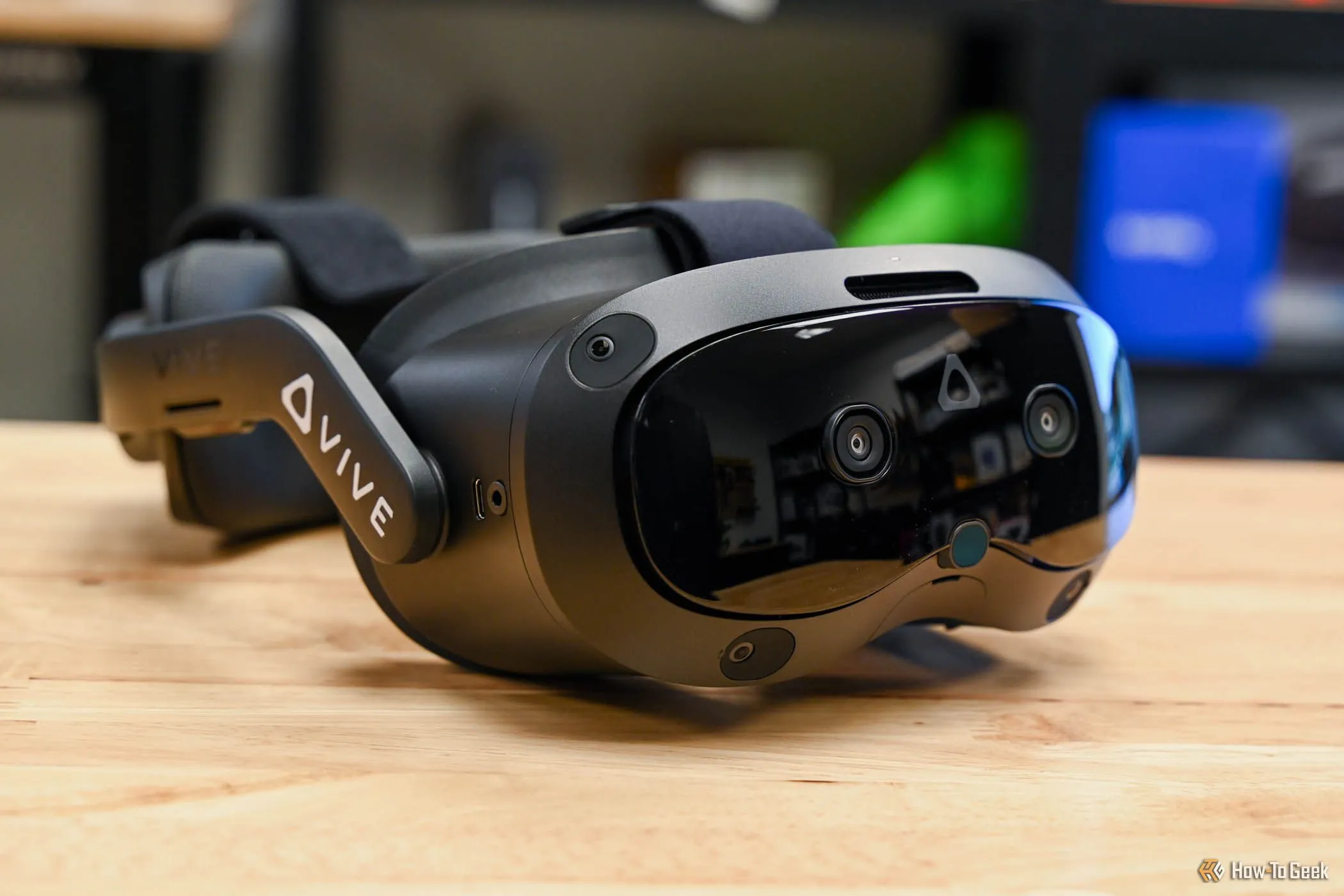 Hệ thống camera và cảm biến trên tai nghe VR HTC Vive Focus Vision.