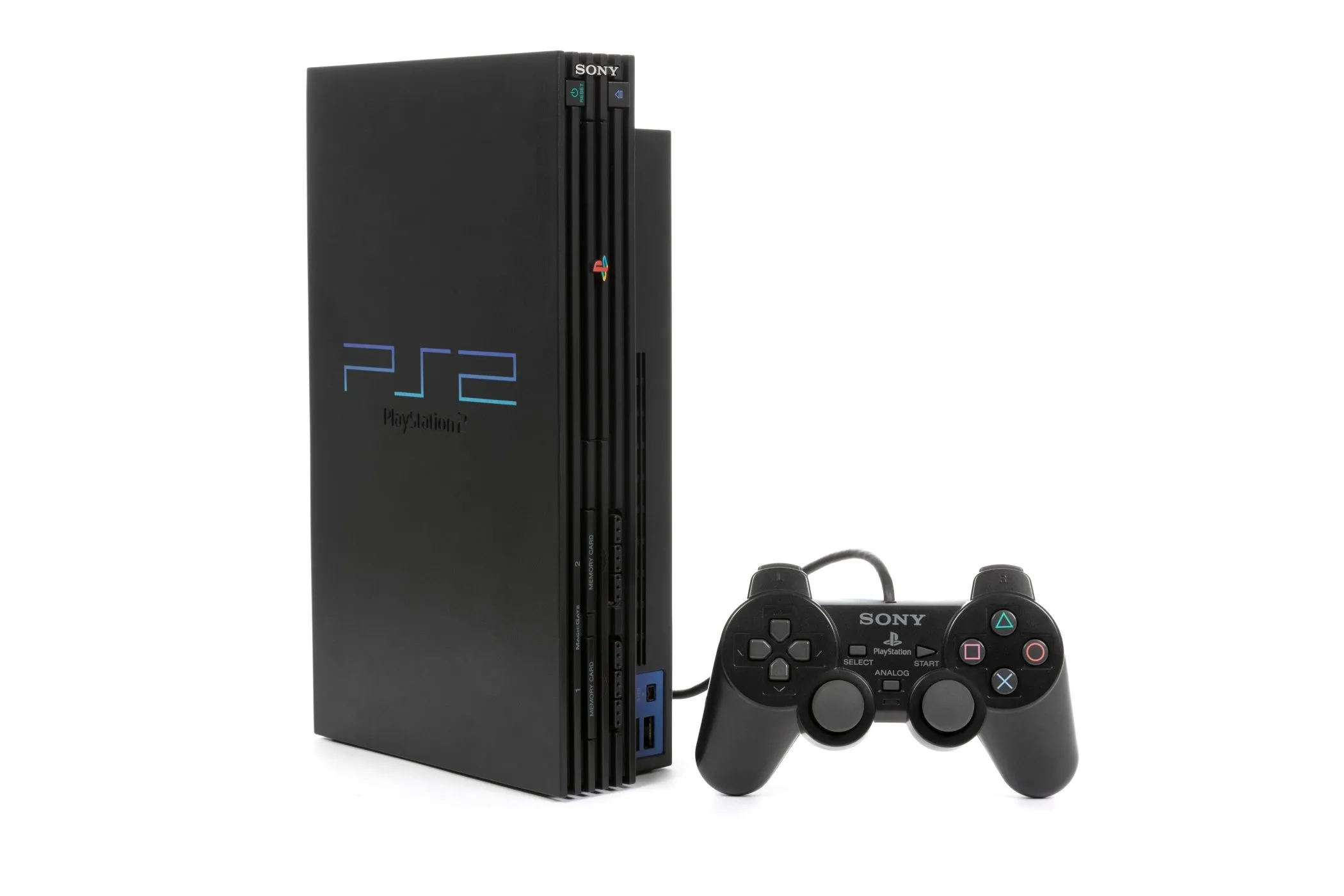 Hệ thống máy chơi game Sony PlayStation 2 với bộ điều khiển, đặt trên nền trắng.