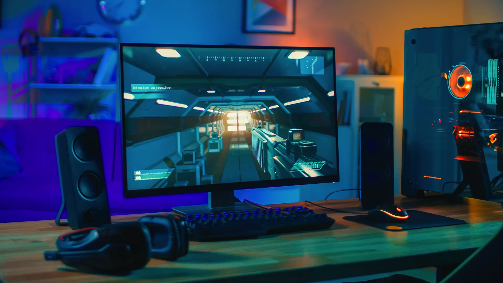 Hệ thống PC gaming hiện đại với game đang mở trên màn hình