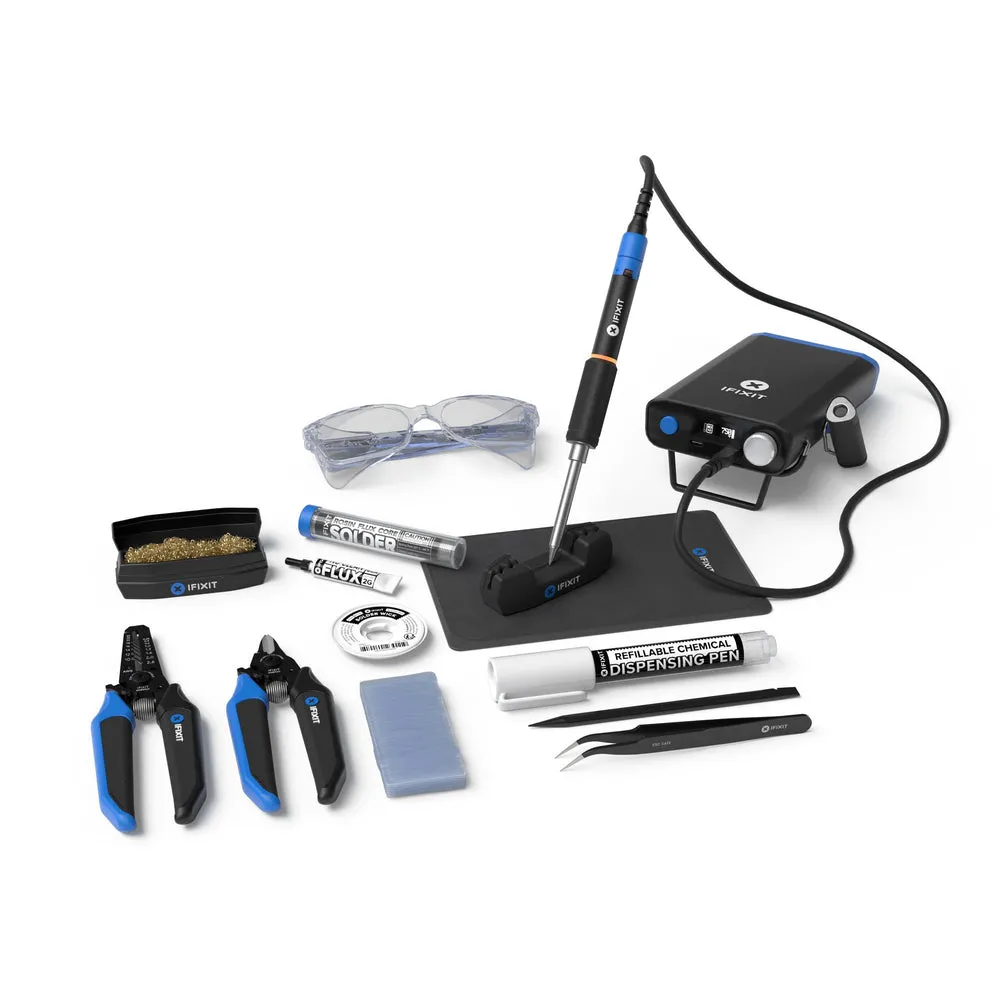 Hình ảnh chi tiết mỏ hàn USB-C của iFixit FixHub đang hoạt động trên một bo mạch điện tử, thể hiện khả năng hàn chính xác.