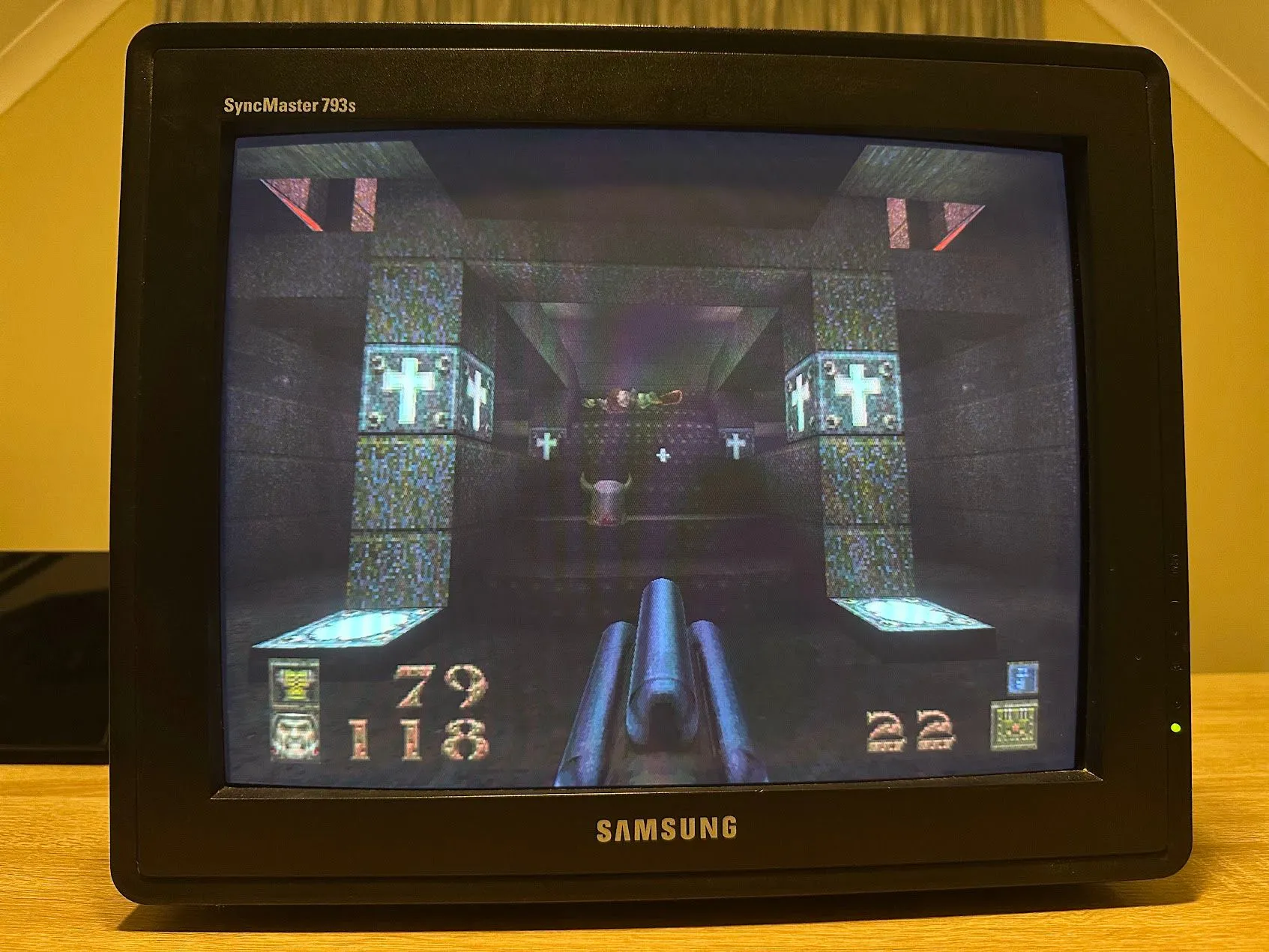 Hình ảnh game Quake cổ điển đang chạy trên màn hình CRT, gợi ý việc biến laptop cũ thành máy chơi game retro.