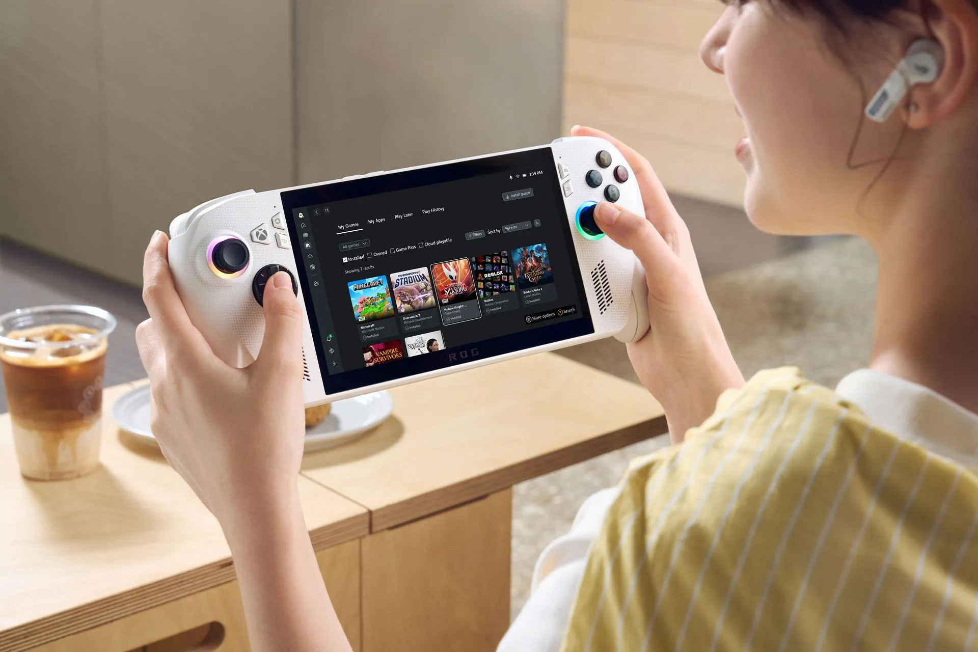 Hình ảnh quảng cáo cho thấy một người đang sử dụng Xbox ROG Ally X