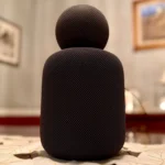 HomePod mini màu đen đặt trên HomePod thế hệ 2 màu đen, cho thấy sự khác biệt về kích thước của hai mẫu loa thông minh Apple.