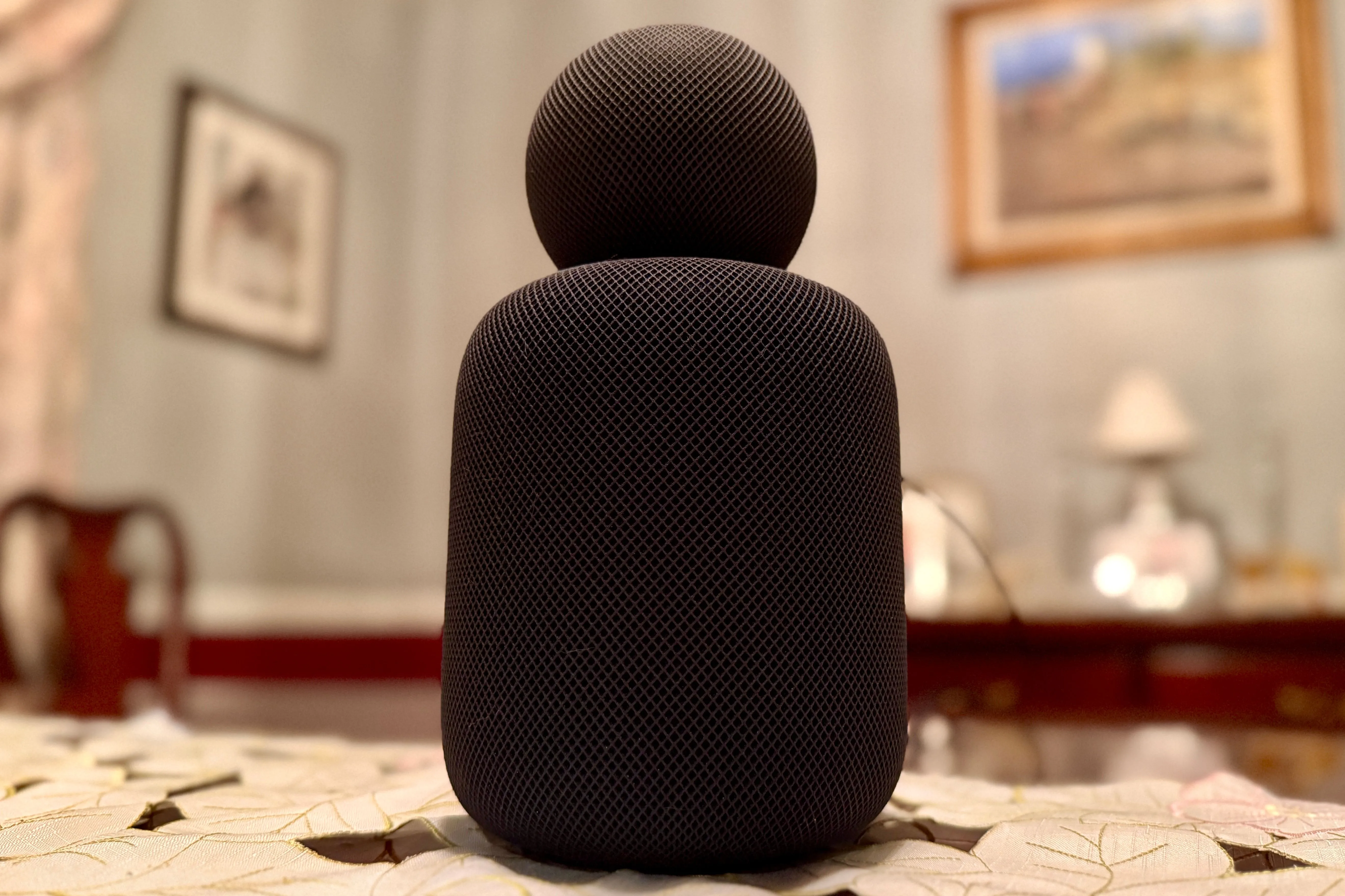 HomePod mini màu đen đặt trên HomePod thế hệ 2 màu đen, cho thấy sự khác biệt về kích thước của hai mẫu loa thông minh Apple.