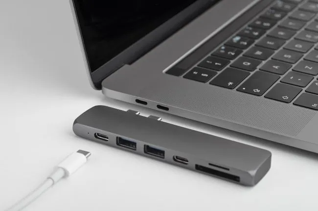 Hub USB-C đa năng với nhiều cổng kết nối như USB, đầu đọc thẻ, và HDMI cho laptop.