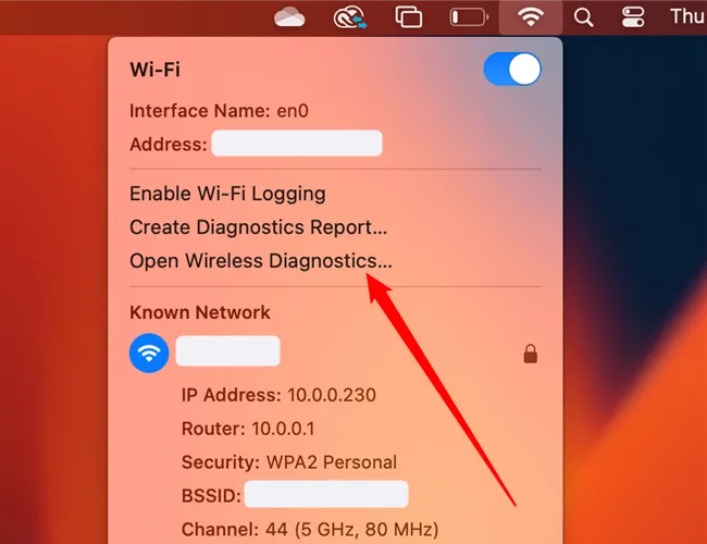 Hướng dẫn mở Wireless Diagnostics trên Mac bằng cách giữ phím Option và nhấp vào biểu tượng Wi-Fi.