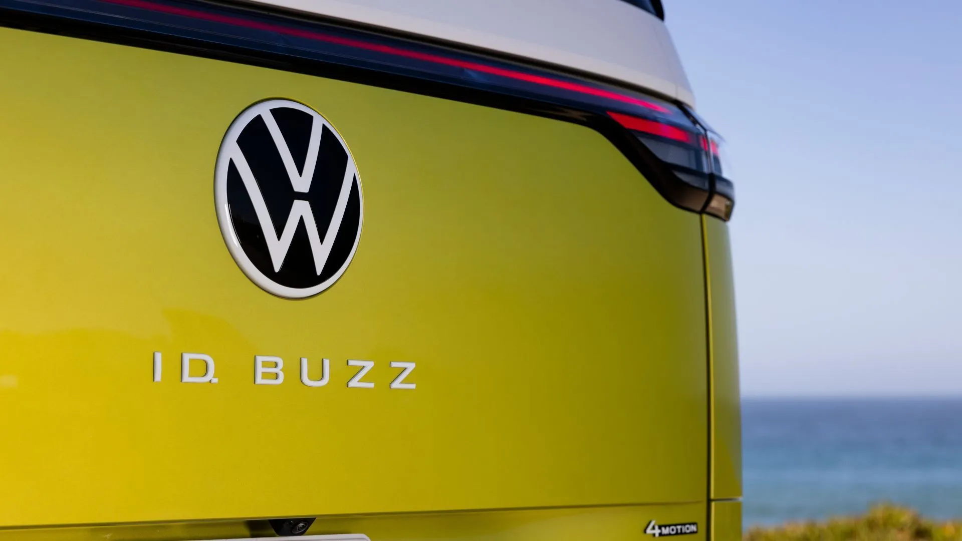 Huy hiệu và logo Volkswagen trên cửa sau xe điện ID. Buzz 2025 màu vàng.