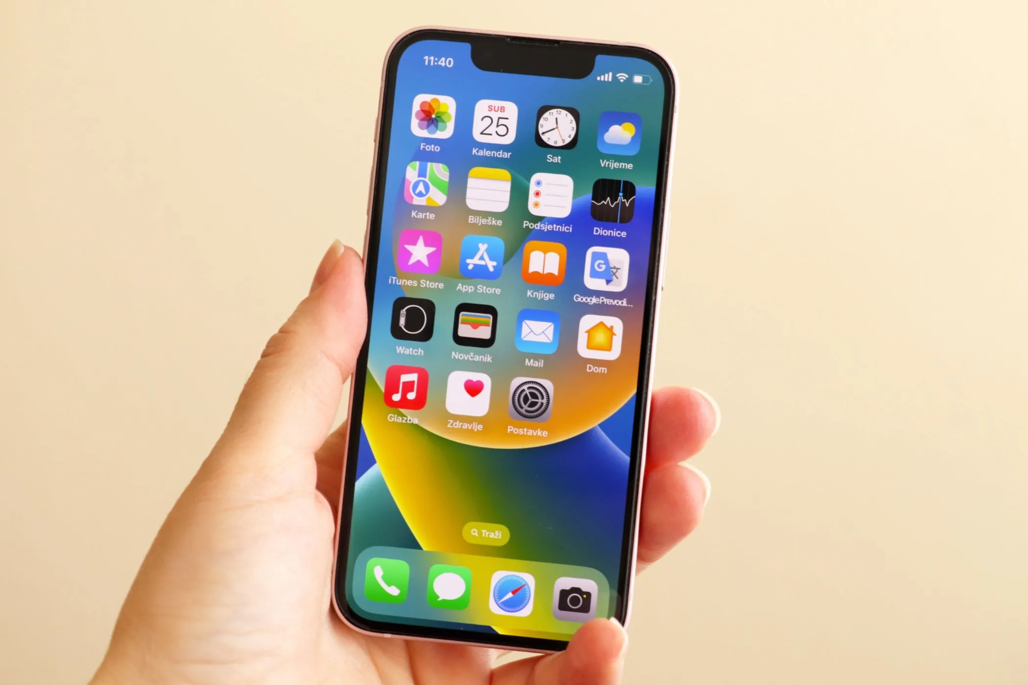iPhone 13 mini trong tay một phụ nữ, minh họa kích thước nhỏ gọn của dòng điện thoại mini.