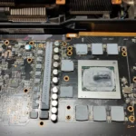 Keo tản nhiệt và miếng đệm nhiệt cũ đã khô cứng trên card đồ họa AMD RX 6800 XT