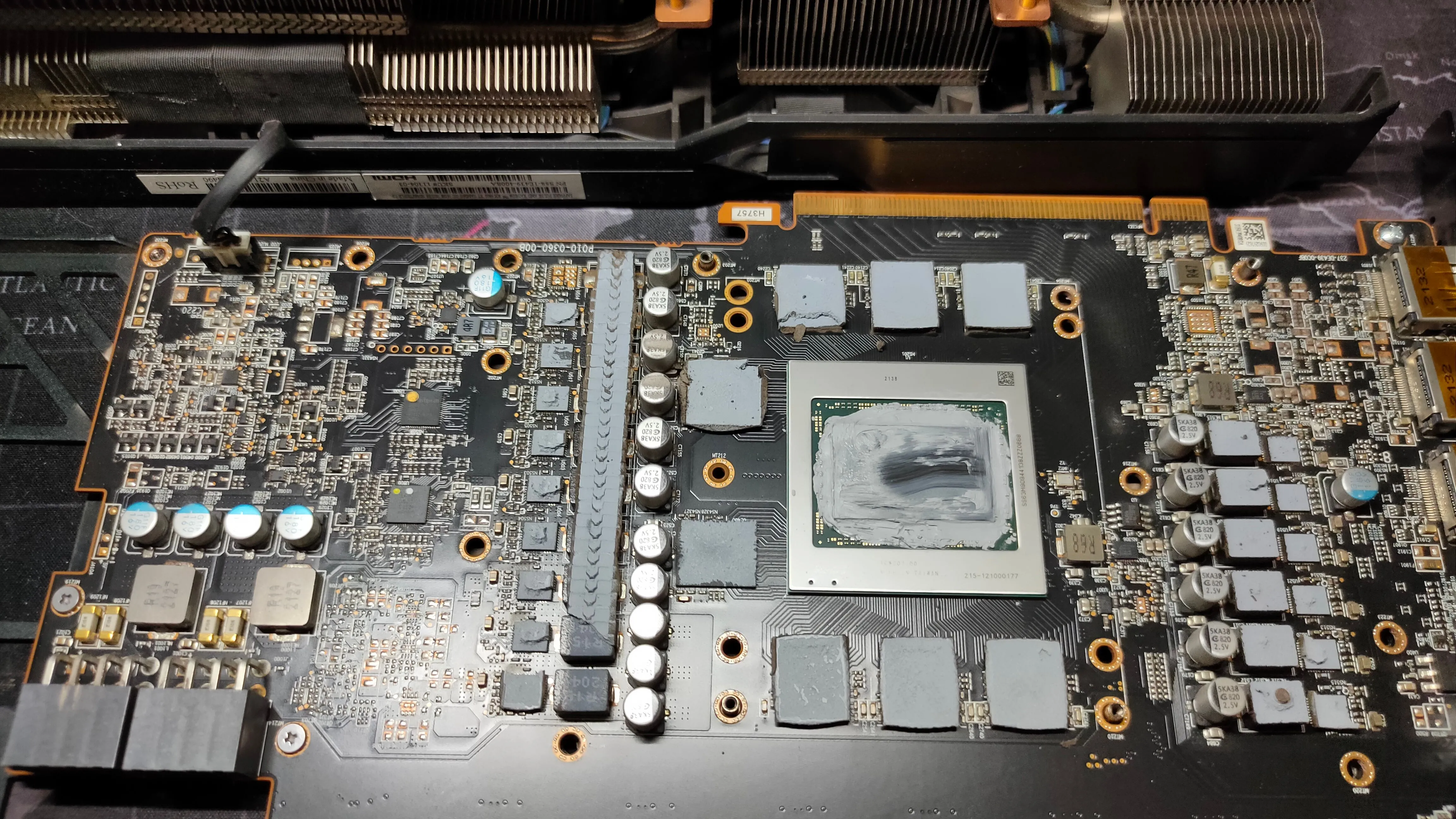 Keo tản nhiệt và miếng đệm nhiệt cũ đã khô cứng trên card đồ họa AMD RX 6800 XT
