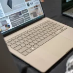 Laptop ASUS Zenbook A14 màu xám bạc với màn hình hiển thị và bàn phím rõ nét, thể hiện thiết kế mỏng nhẹ