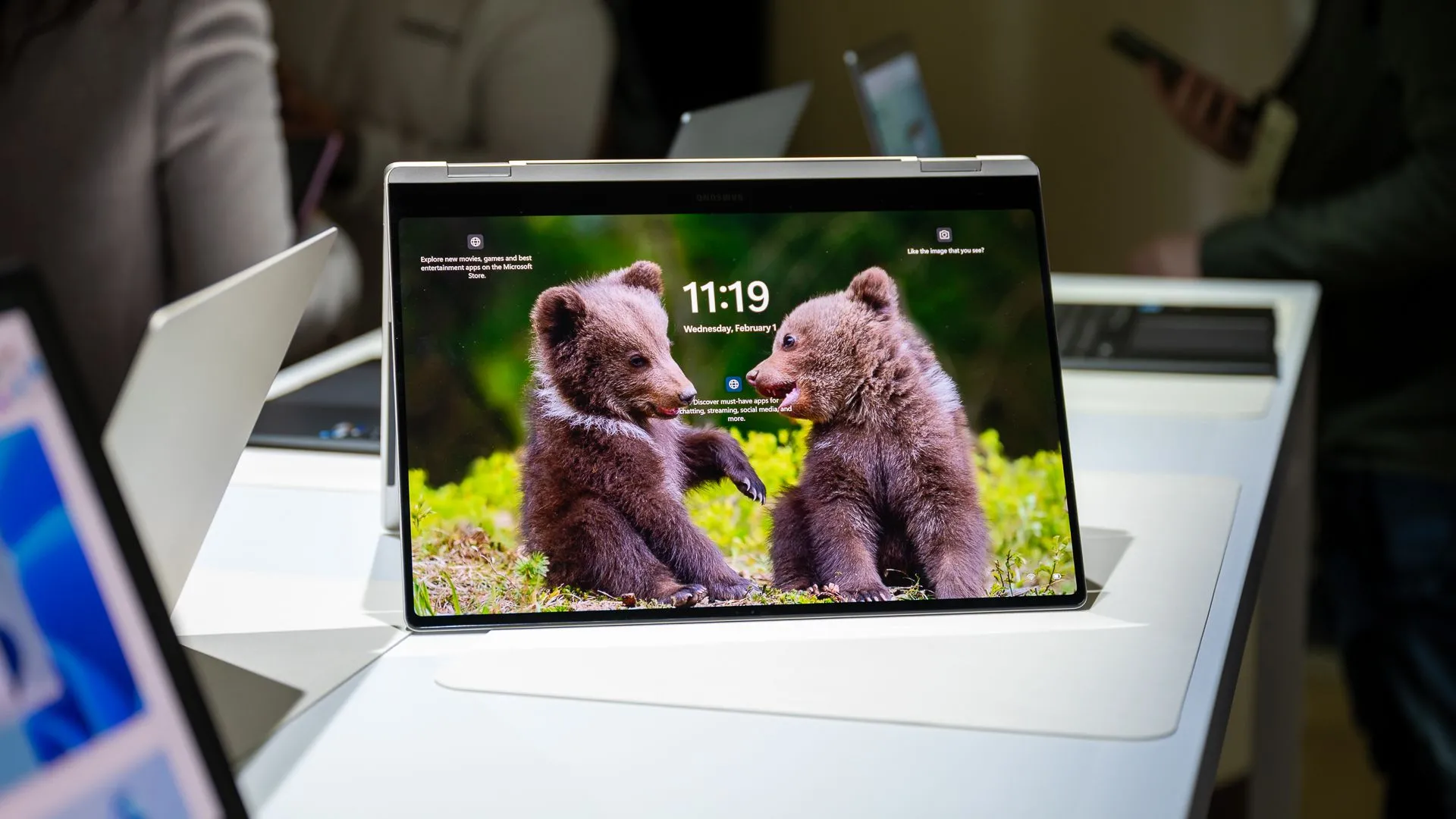 Laptop Samsung Galaxy Book 3 Pro 360 với màn hình gập