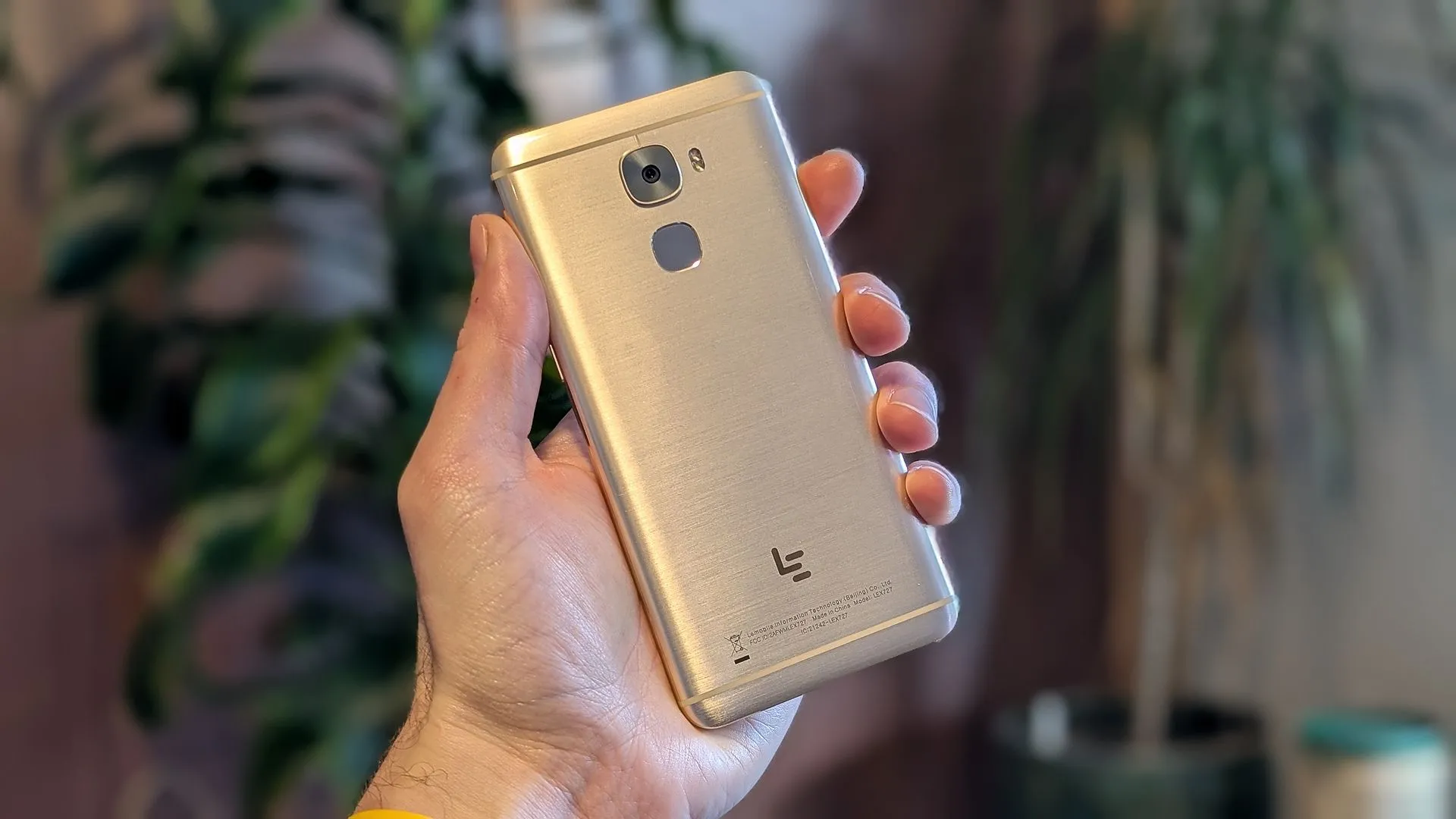 LeEco Le Pro 3 đặt trên bàn, tượng trưng cho những bài học kinh nghiệm về tầm quan trọng của phần mềm trong trải nghiệm smartphone.