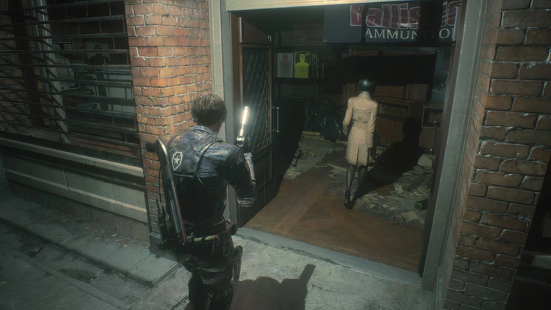 Leon và Ada bước vào Cửa hàng Súng trong Resident Evil 2 (2019), một cảnh tượng quen thuộc của series kinh dị sinh tồn với cốt truyện phức tạp về virus và âm mưu.
