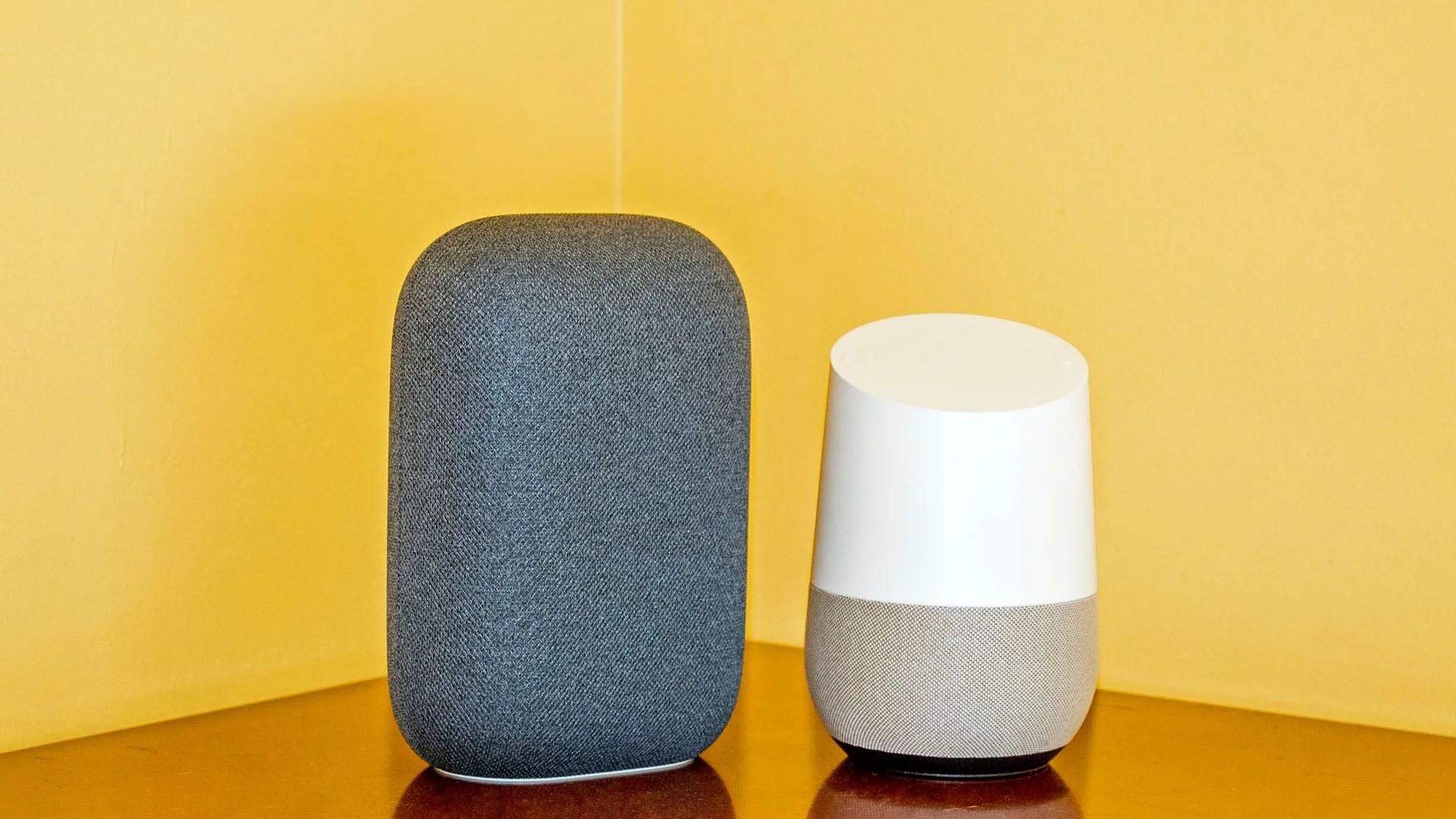 Loa Google Nest phát sáng màu xanh tím, báo hiệu đã được tích hợp trợ lý AI Gemini mới.