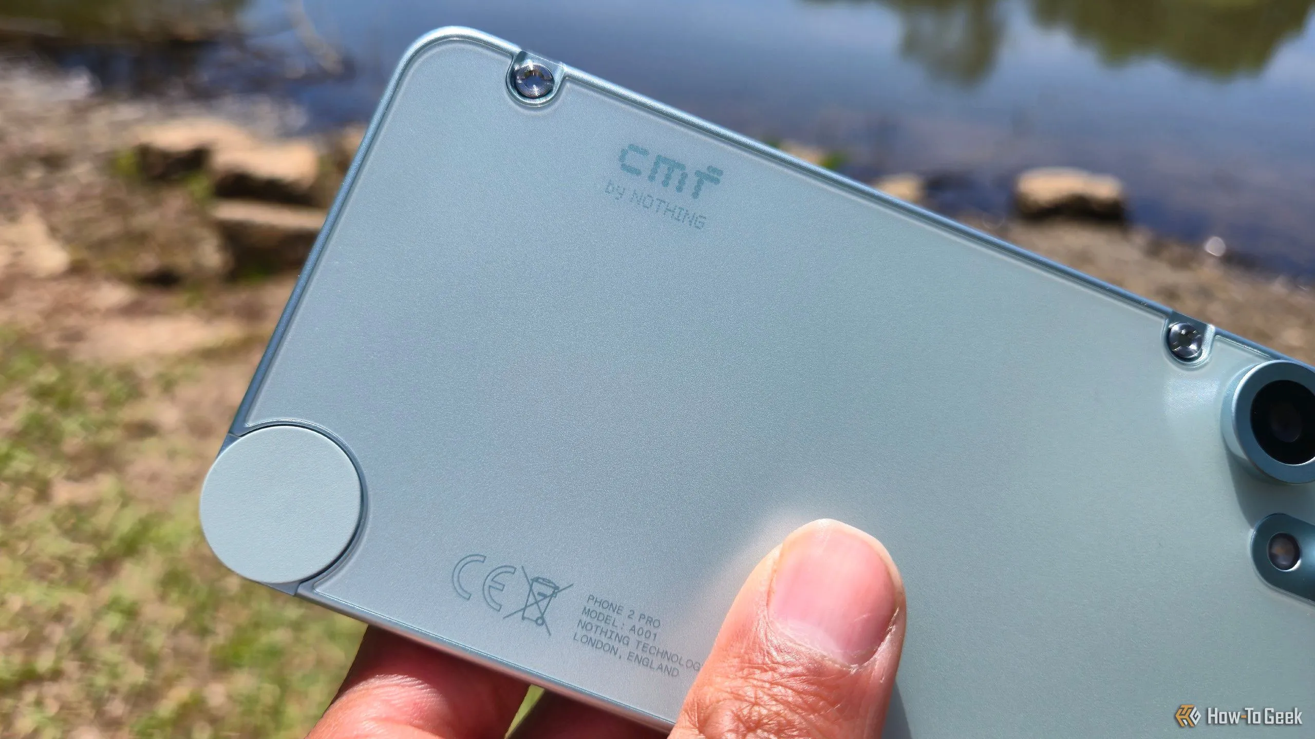 Logo CMF nổi bật trên mặt lưng của điện thoại CMF Phone 2 Pro, thể hiện sự nhận diện thương hiệu