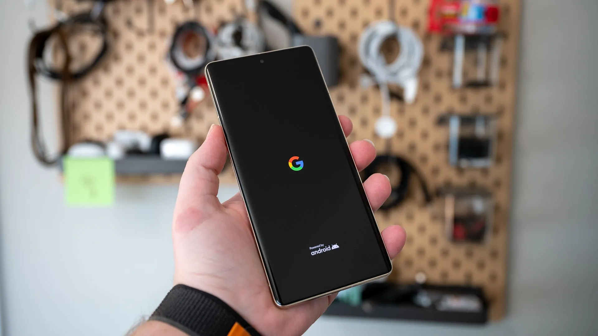 Logo Google và Powered by Android xuất hiện trong màn hình khởi động Android 13 trên Pixel 7 Pro