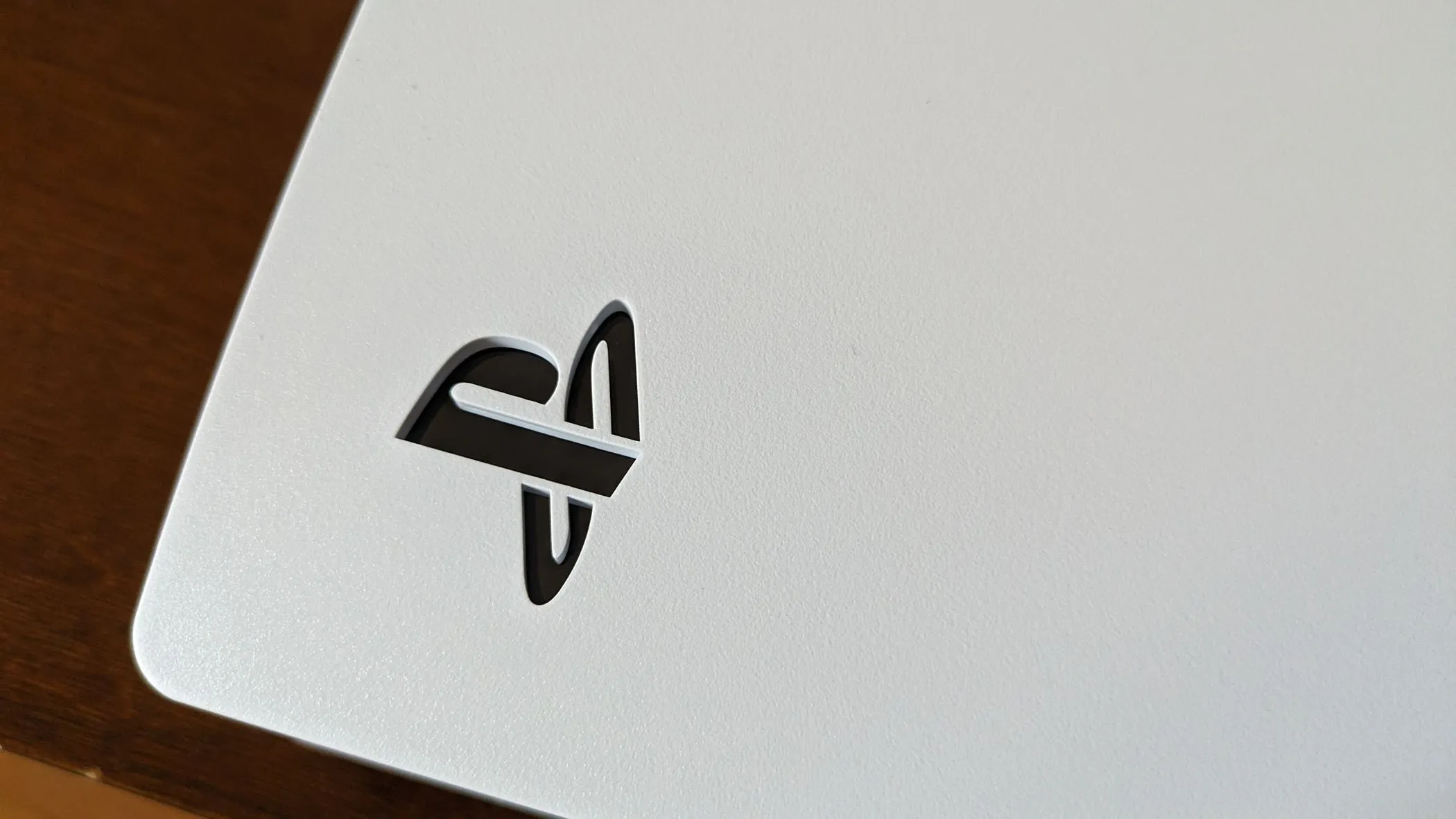 Logo PlayStation 5 trên thân máy console, tượng trưng cho nền tảng chơi game của Sony và đối thủ của Xbox.