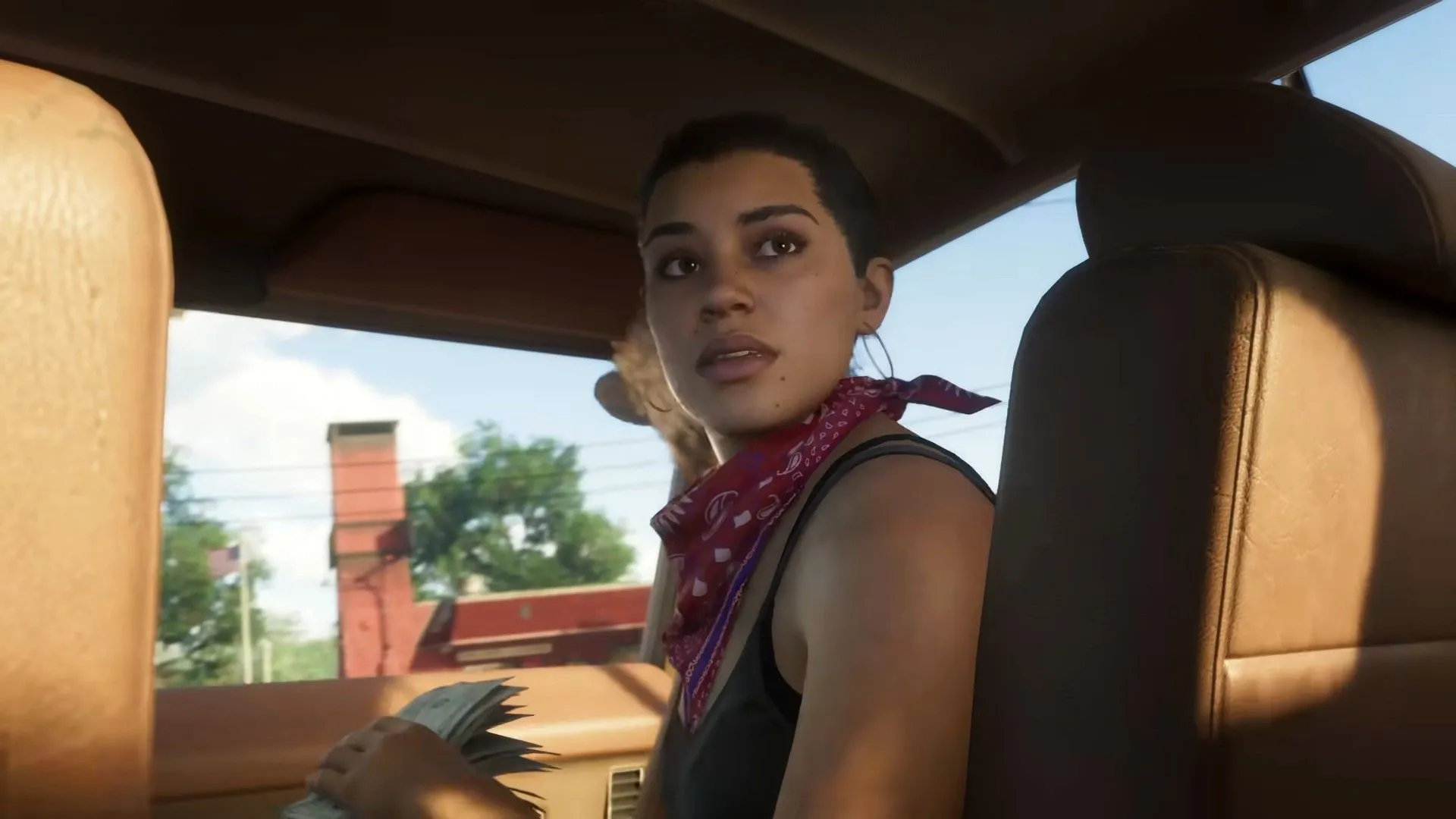 Lucia đang cầm tiền trong xe và nhìn lại trong game Grand Theft Auto VI.
