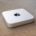 Mac Mini đặt trên bề mặt bê tông, minh họa thiết bị Apple cũ cần kiểm tra Activation Lock và MDM khi mua.