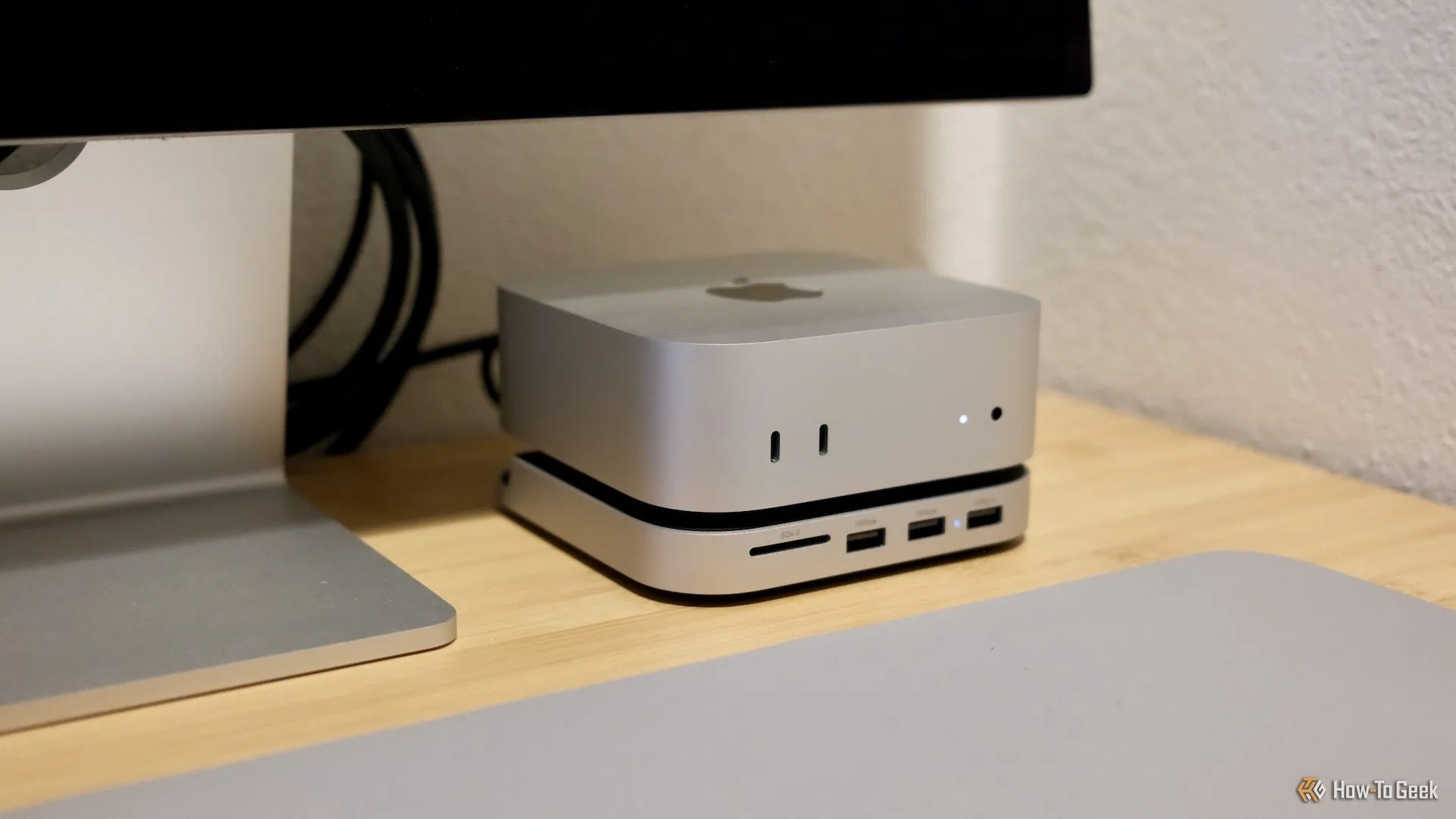Mac Mini đặt trên Satechi Mac Mini M4 Stand &amp; Hub.