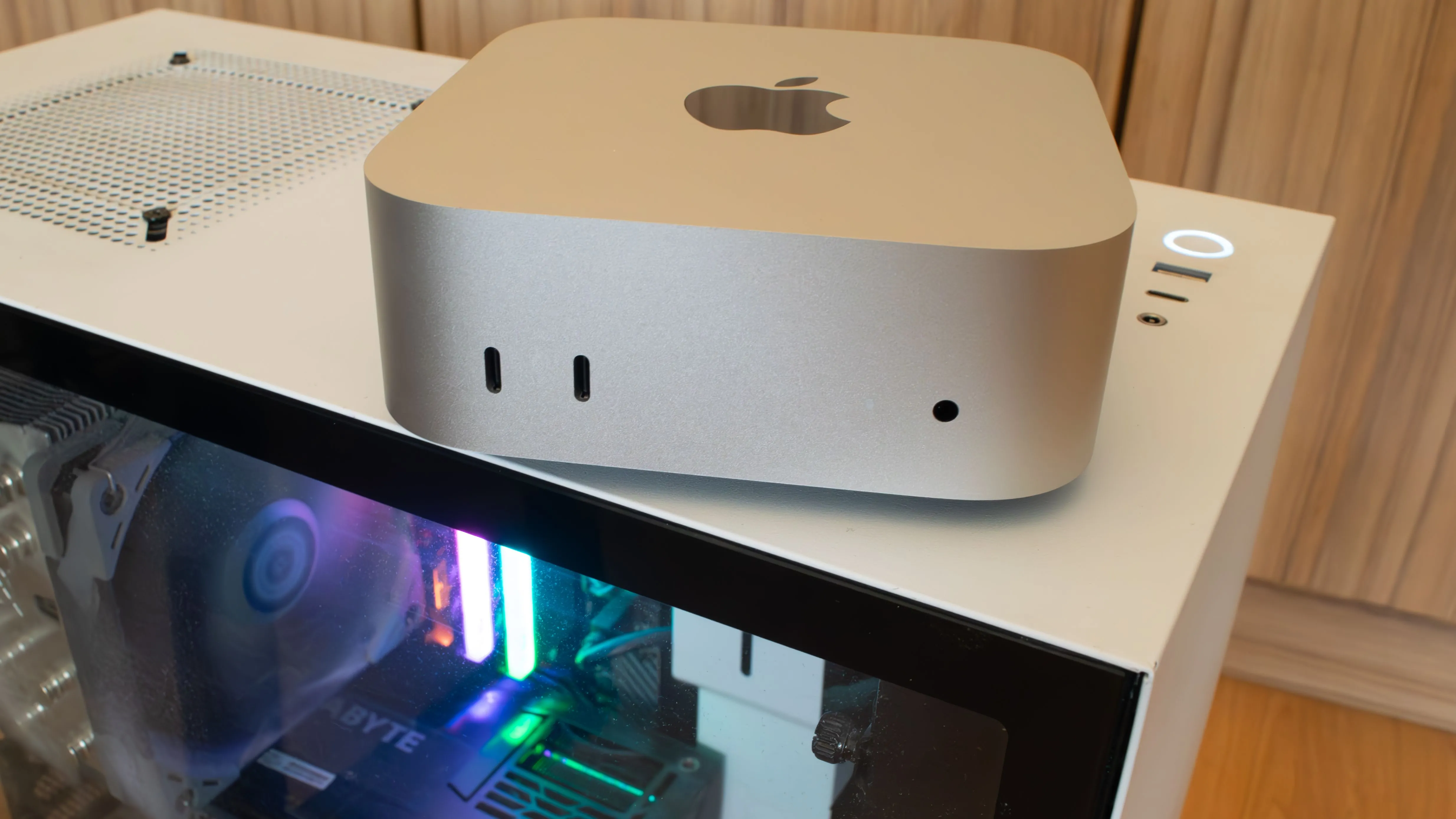 Mac Mini M4 đặt trên vỏ case máy tính PC, minh họa giải pháp máy tính nhỏ gọn cho chuyên gia.
