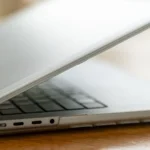 MacBook Pro 14-inch M1 Max với ốp lưng Incase Edge Hardshell, hiển thị cổng USB-C và MagSafe.