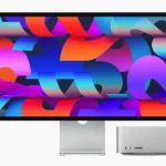 Màn hình Apple Studio Display và Mac Studio đặt cạnh nhau trên bàn làm việc