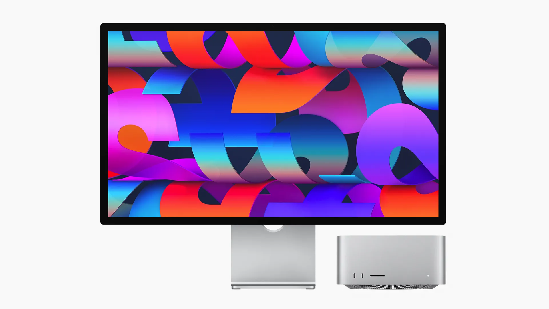 Màn hình Apple Studio Display và Mac Studio đặt cạnh nhau trên bàn làm việc