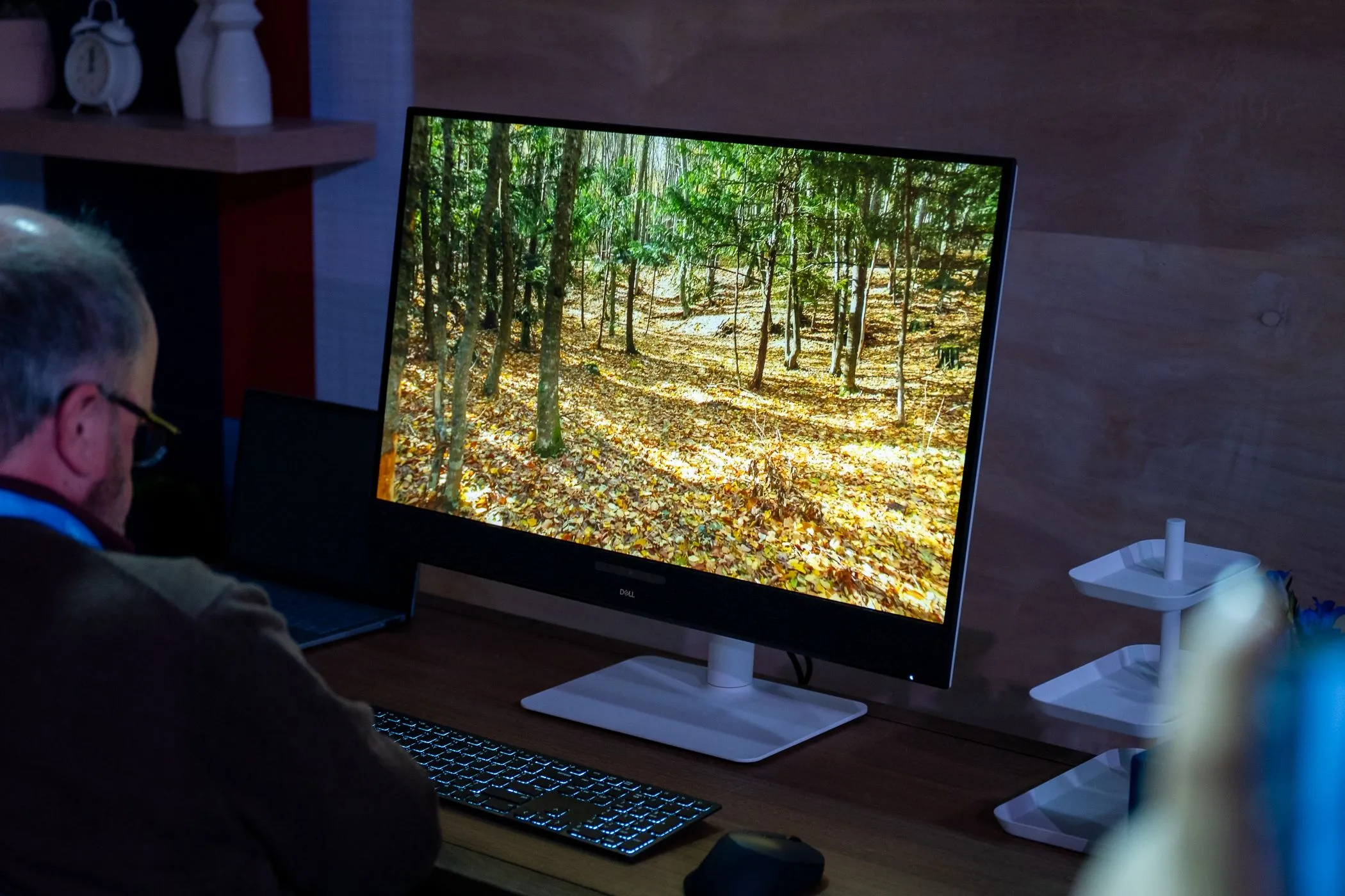 Màn hình Dell 32 Plus 4K QD-OLED đang phát video đặt trên bàn làm việc