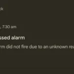 Màn hình điện thoại Pixel hiển thị thông báo lỗi báo thức "Missed alarm: Alarm did not fire due to an unknown reason".