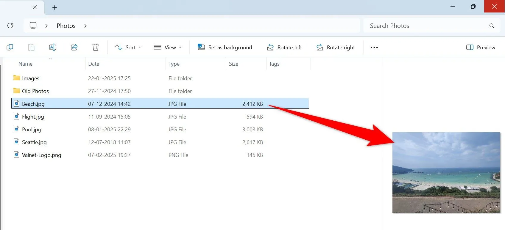 Màn hình File Explorer với bảng xem trước (Preview Pane) hiển thị nội dung file ở bên phải.
