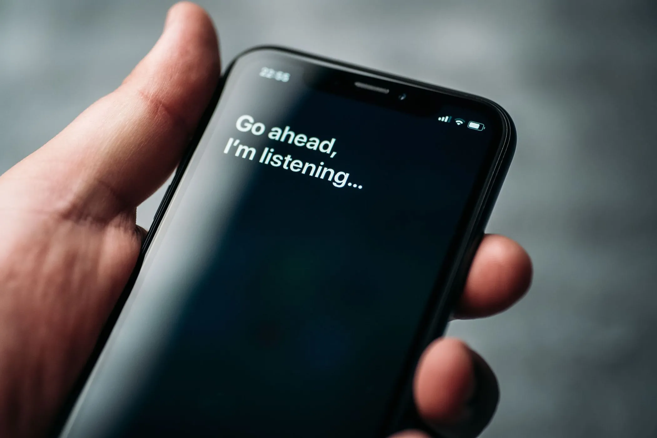Màn hình iPhone hiển thị Siri sẵn sàng lắng nghe yêu cầu.