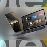 Màn hình laptop hiển thị giao diện Plex server cùng điện thoại có logo Plex, minh họa việc biến laptop cũ thành máy chủ truyền phát.