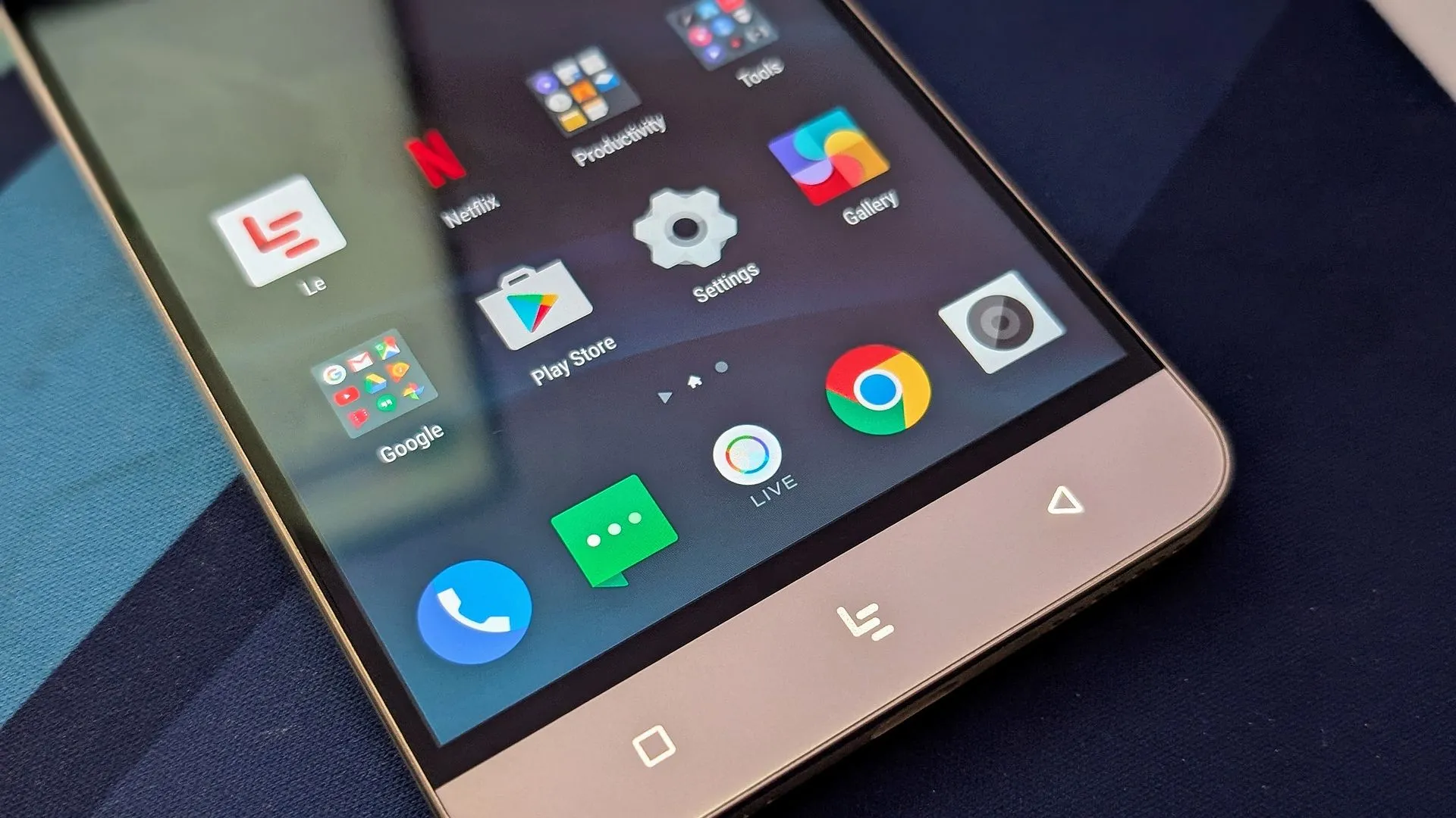 Màn hình LeEco Le Pro 3 hiển thị giao diện người dùng EUI với phím tắt cố định đến dịch vụ video, minh họa cho quyết định phần mềm gây tranh cãi.