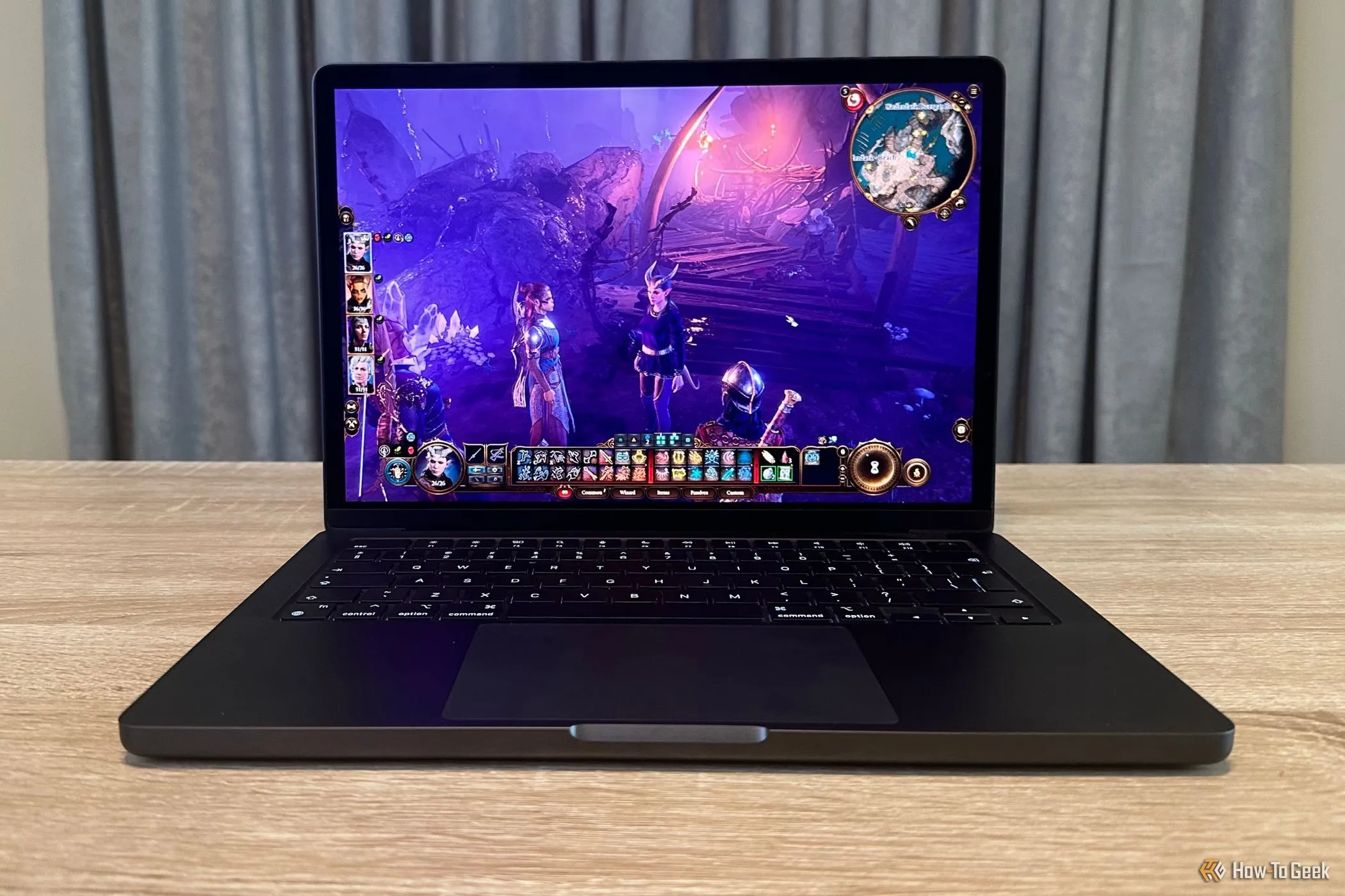 Màn hình MacBook Pro M4 Pro hiển thị trò chơi Baldur's Gate 3, minh họa khả năng hỗ trợ VRR và hiệu năng chơi game trên Mac.
