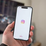 Màn hình tải ứng dụng Instagram trên iPhone 14 Pro, hiển thị video dạng ngắn.