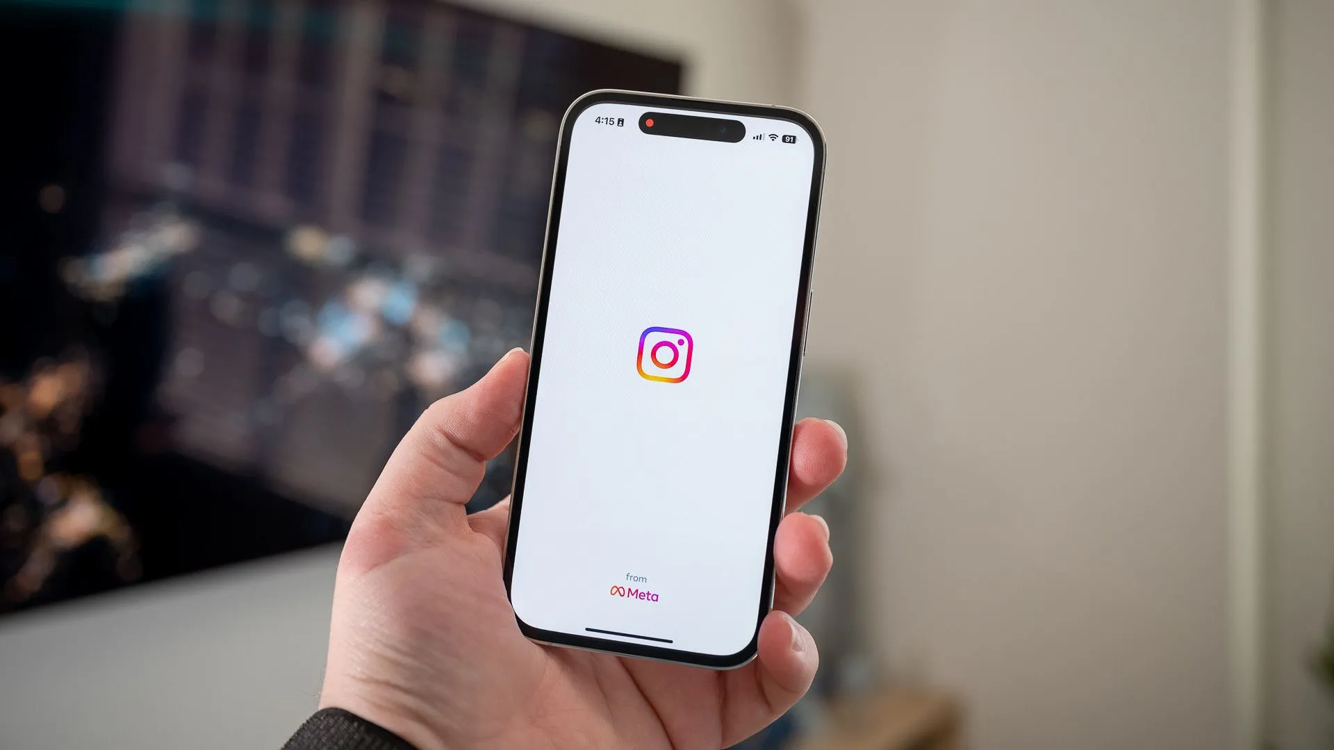 Màn hình tải ứng dụng Instagram trên iPhone 14 Pro, hiển thị video dạng ngắn.