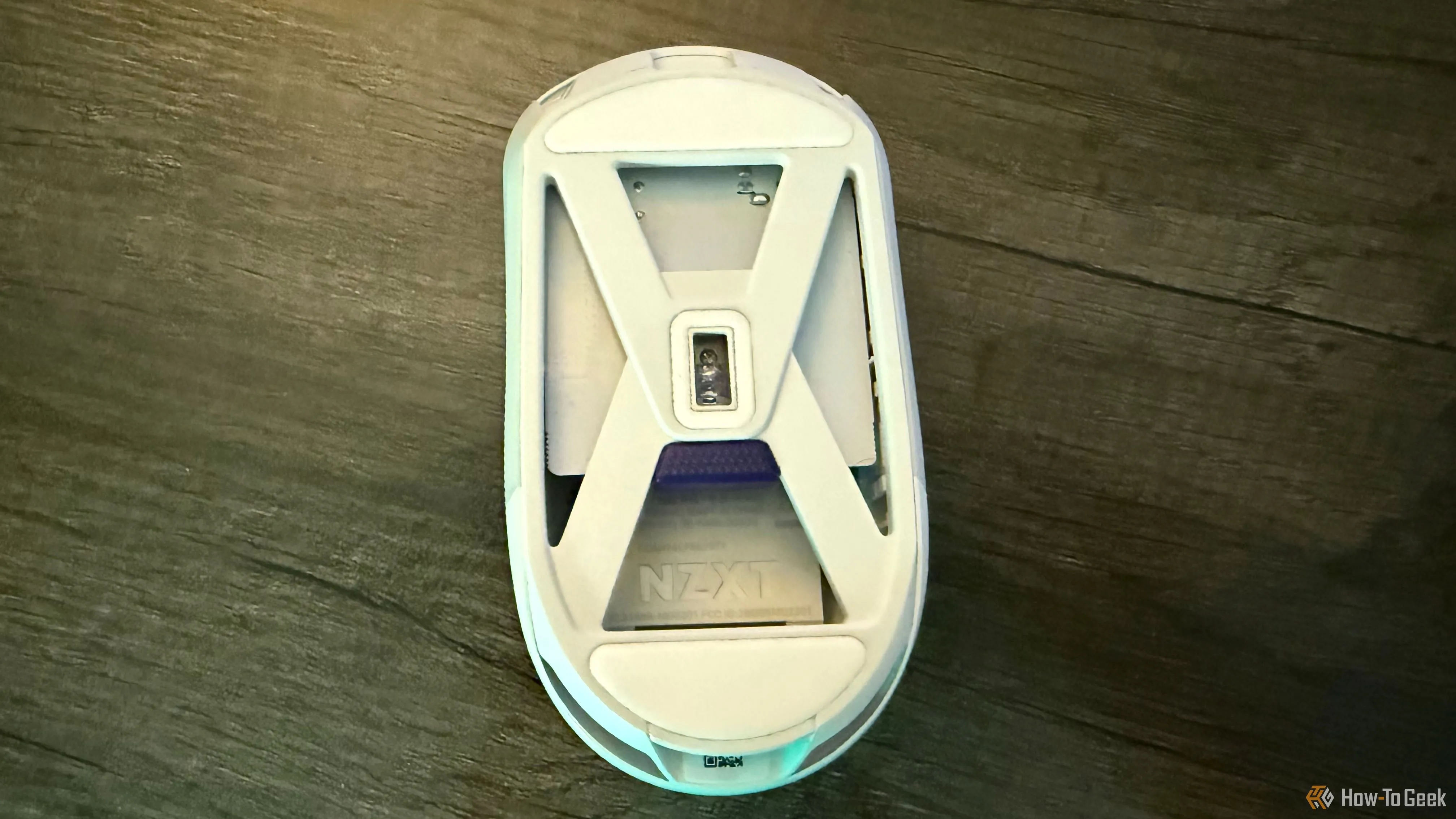 Mặt dưới chuột không dây NZXT Lift Elite Wireless trên bàn