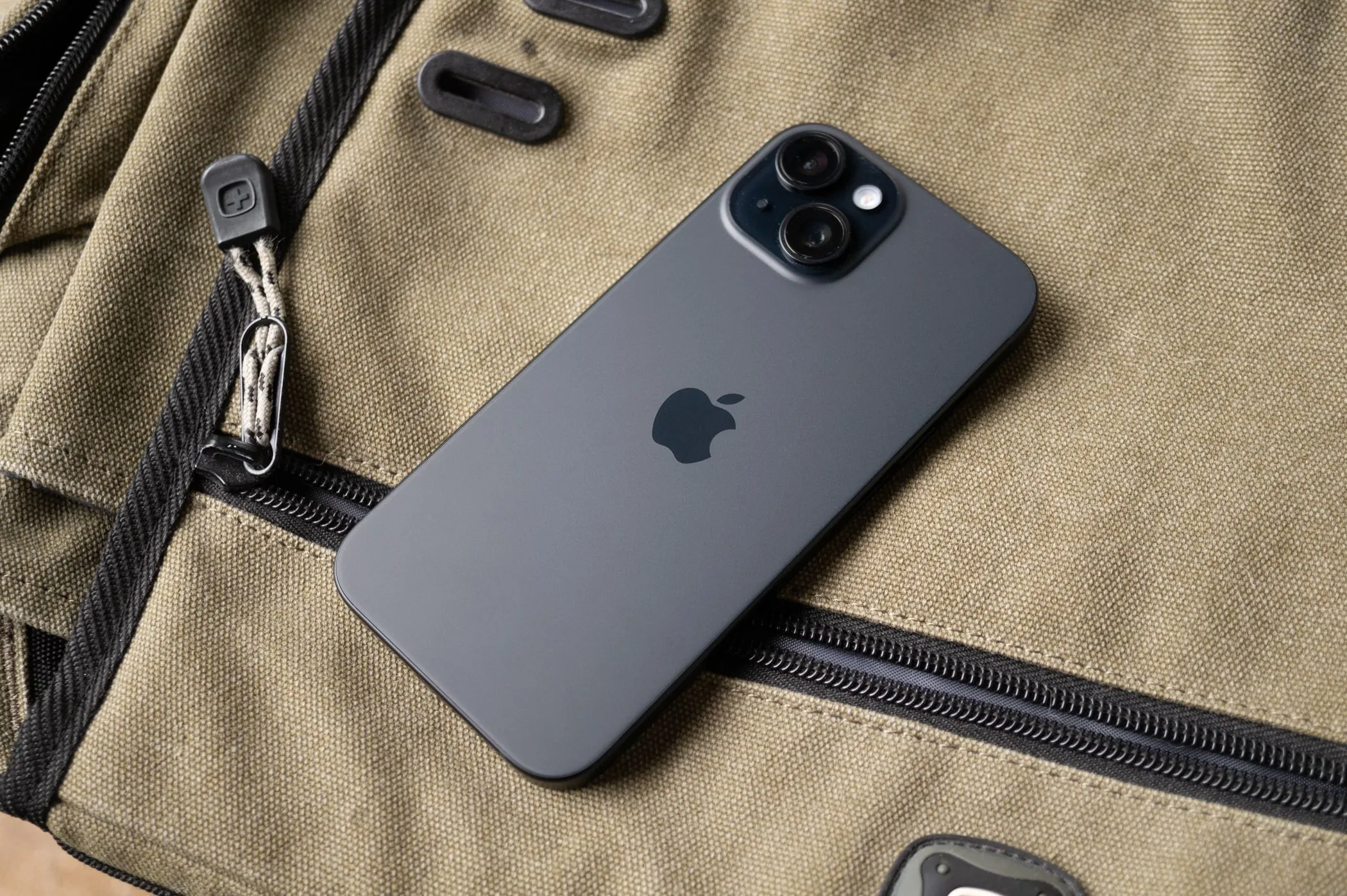 Mặt lưng iPhone 15 với hệ thống camera kép xếp chéo hiện đại
