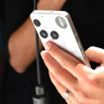 Mặt lưng màu trắng của Nothing Phone (3) tại sự kiện ra mắt, hiển thị cụm camera độc đáo