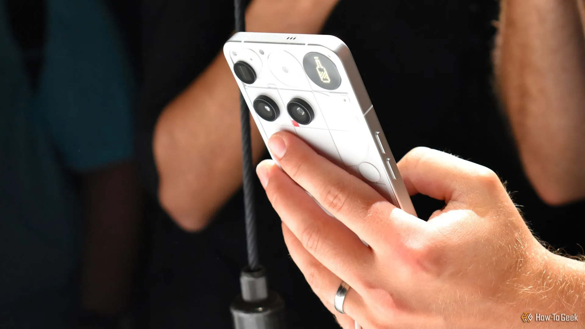 Mặt lưng màu trắng của Nothing Phone (3) tại sự kiện ra mắt, hiển thị cụm camera độc đáo
