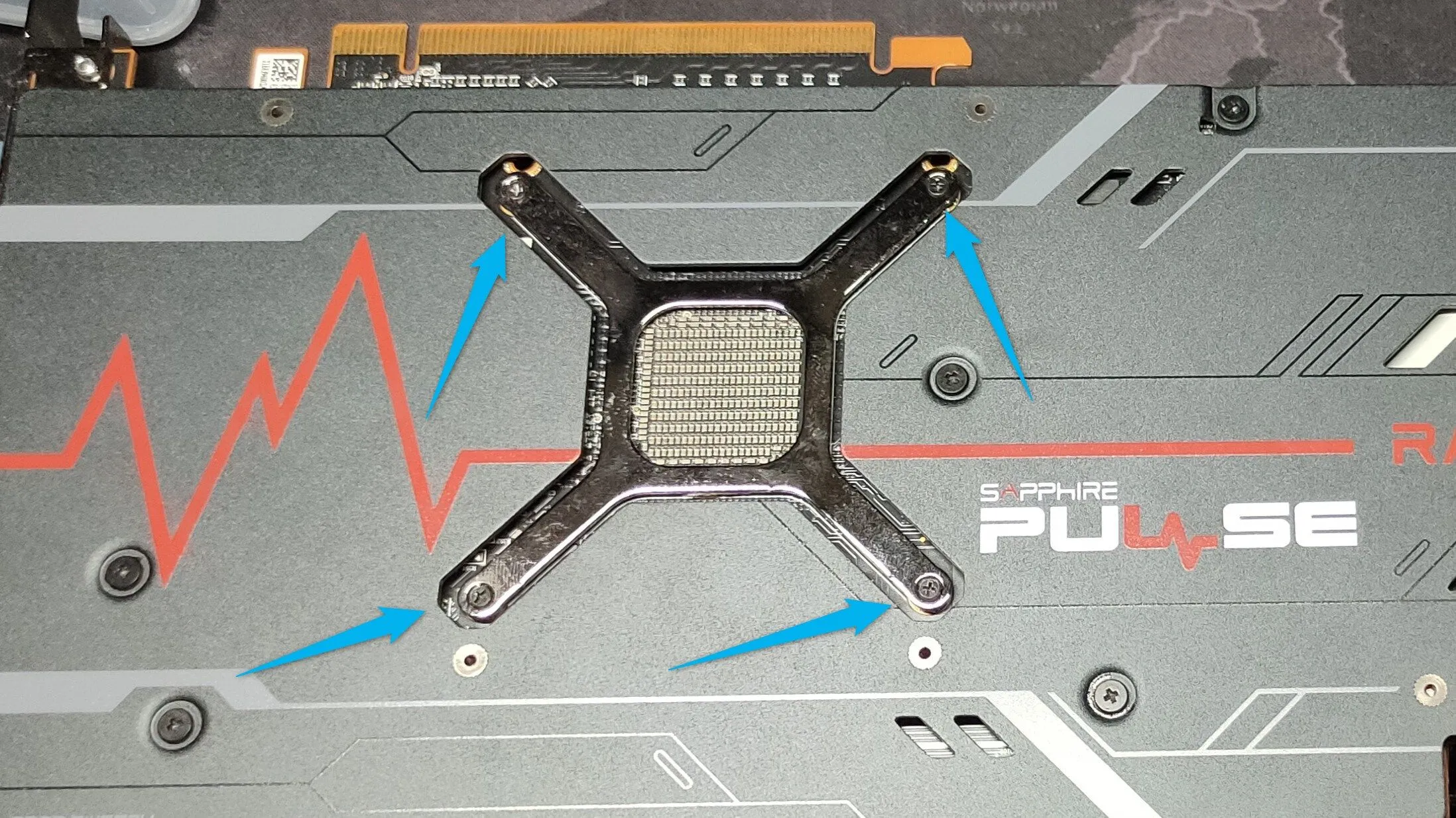 Mặt sau của card đồ họa Sapphire Pulse AMD RX 6800 XT bị mất tem bảo hành, cho thấy đã bị mở ra.