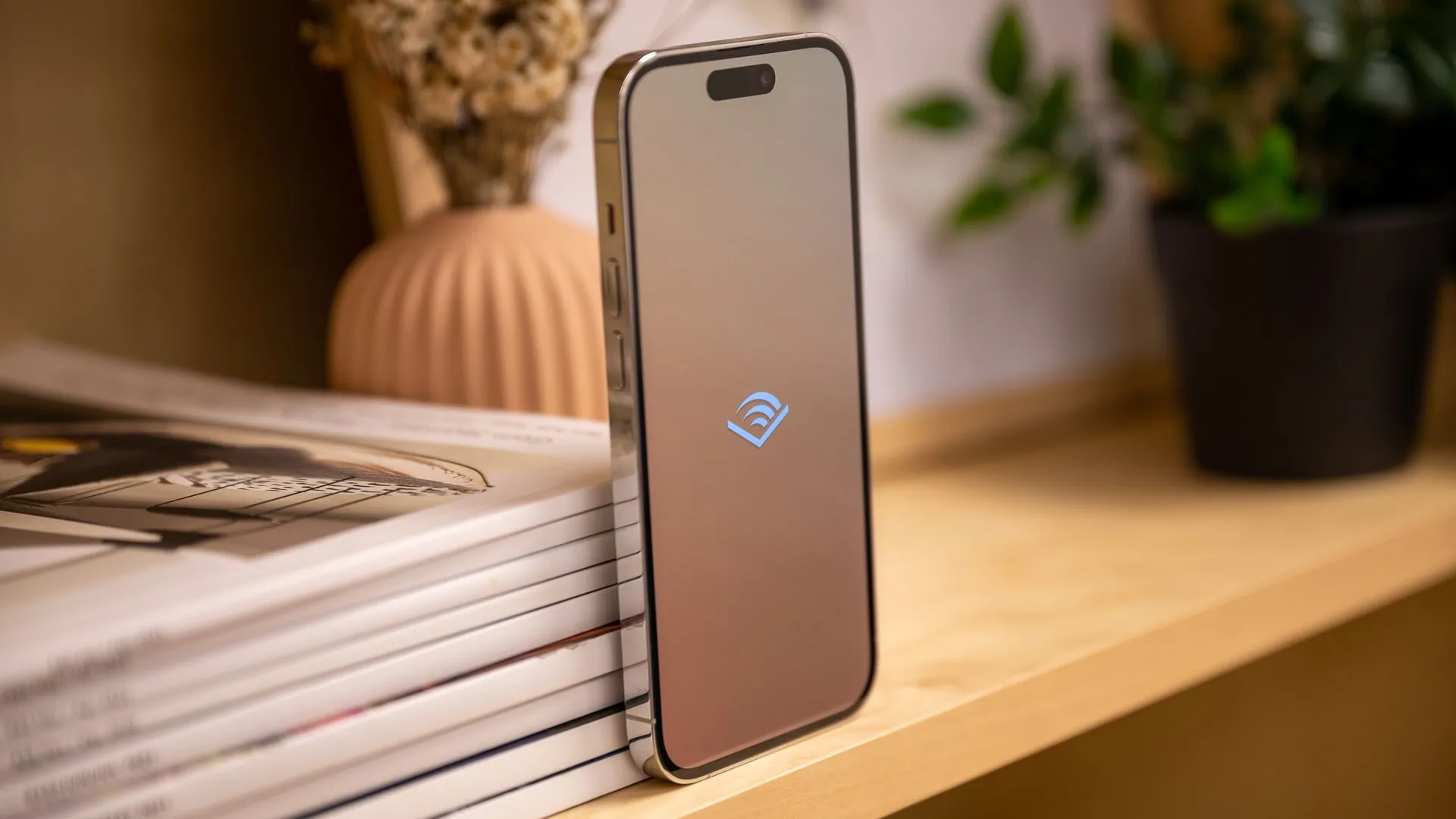 Mặt trái của iPhone 14 Pro hiển thị logo Audible trên màn hình, tượng trưng cho trải nghiệm nghe sách nói di động.
