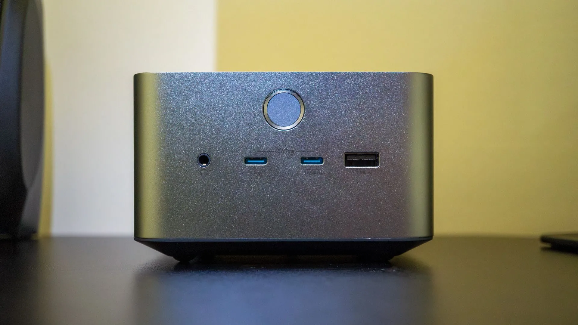 Mặt trước dock Anker với ba cổng USB và giắc cắm tai nghe