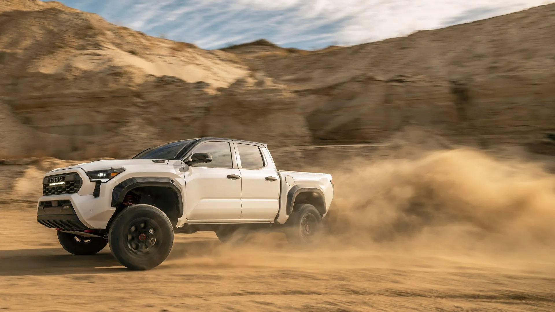 Mẫu xe bán tải off-road Toyota Tacoma TRD Pro 2025 màu xanh, thể hiện sự thành công về doanh số của Toyota.