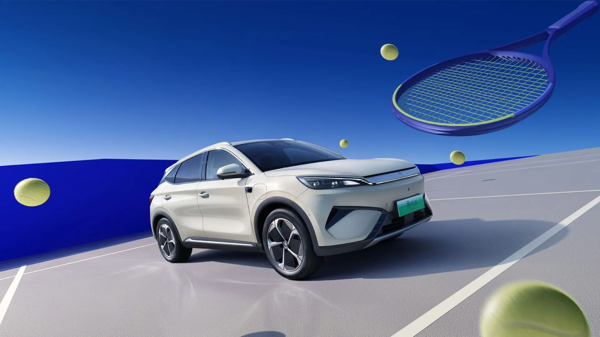 Mẫu xe BYD KV đậu trên sân tennis, biểu tượng cho sự tiện lợi và tương lai của xe điện với các trạm sạc BYD