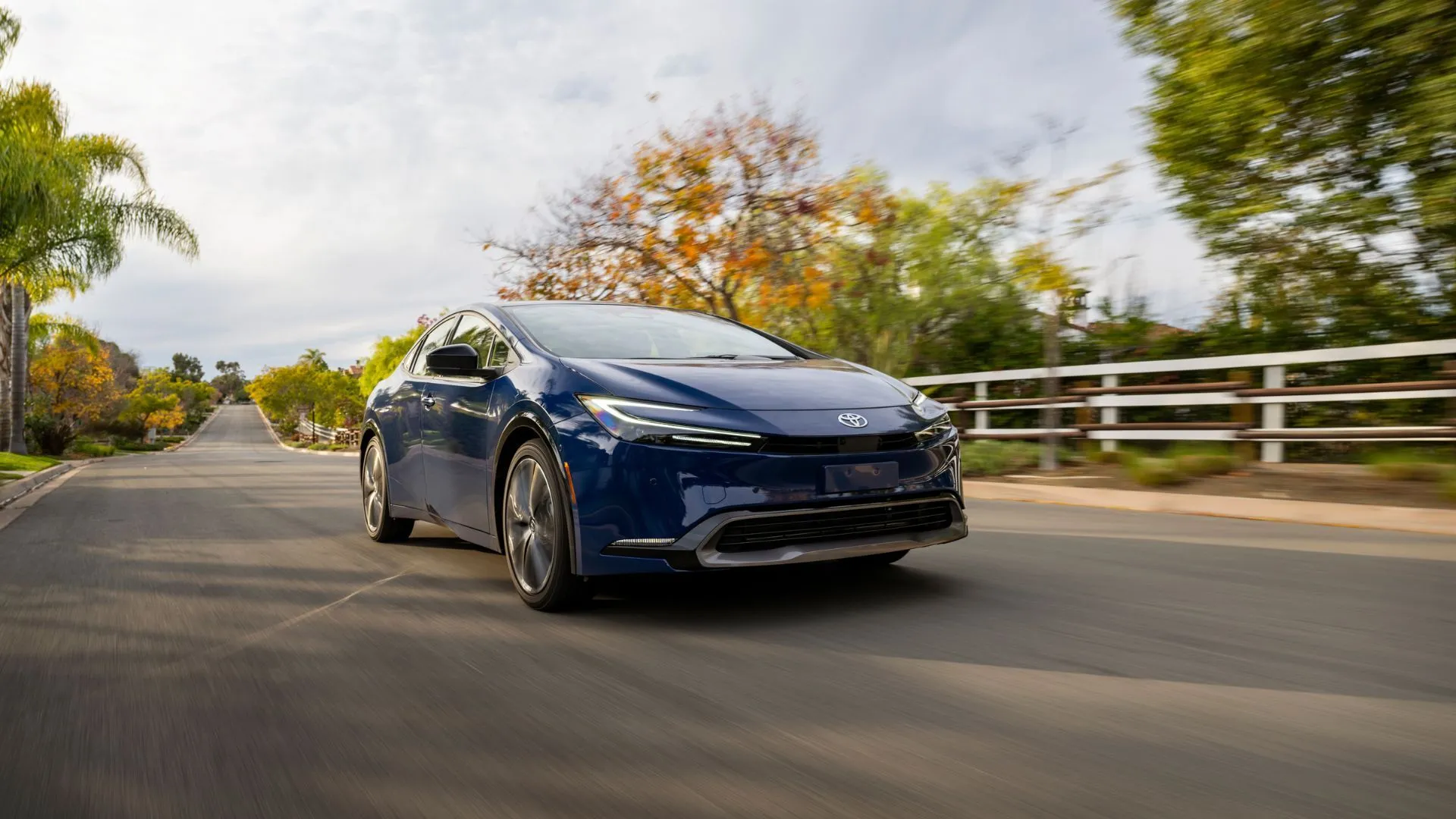 Mẫu xe hybrid Toyota Prius Limited 2025 màu xanh dương, thể hiện sự thành công nhưng cũng thách thức về nguồn cung của Toyota.