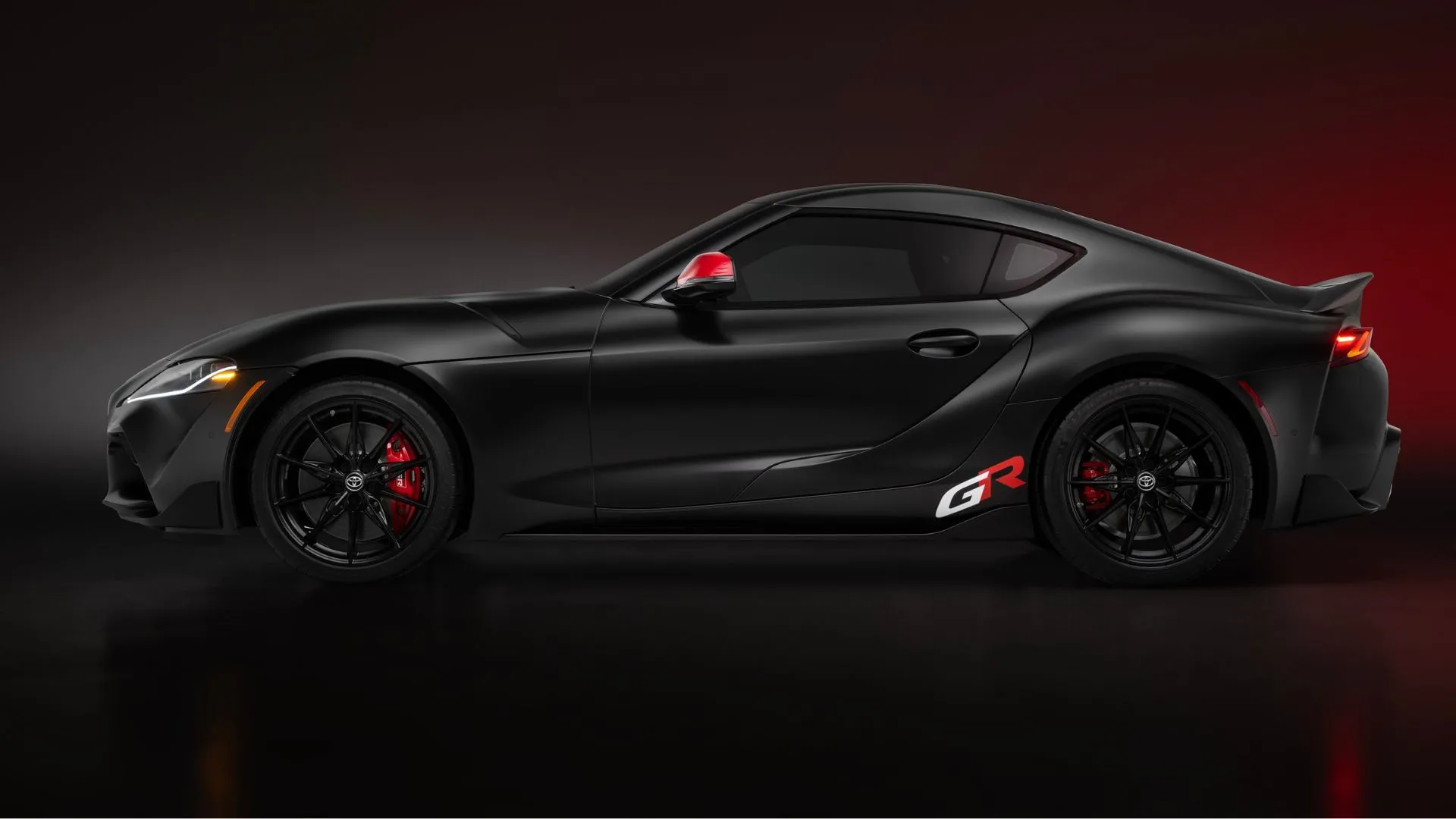 Mẫu xe thể thao Toyota GR Supra 2026 màu đỏ rực rỡ, nhìn từ phía sau, chuẩn bị ngừng sản xuất.